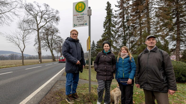 Kämpfen für eine sichere Haltestelle in Dohma: Eric Frank, Diana Merkel, Yvonne Harz und Klaus Ladewig (v.l.).