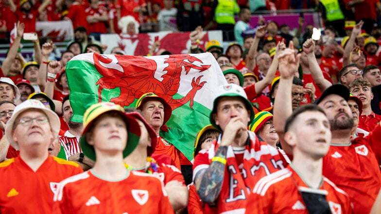 Fans aus Wales wurden vor dem Spiel Hüte und Fahnen mit Regenbogendesign abgenommen. Beim nächsten Spiel soll sie erlaubt sein.
