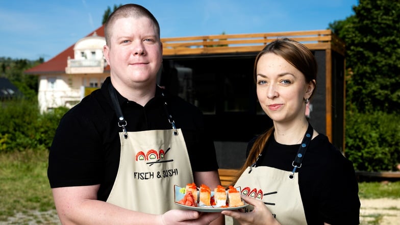 Anna und Serhii Rybalka verkaufen seit Mai aus einem Verkaufsanhänger heraus Sushi in Wilthen. Schon nach drei Monaten haben sie Stammkunden.