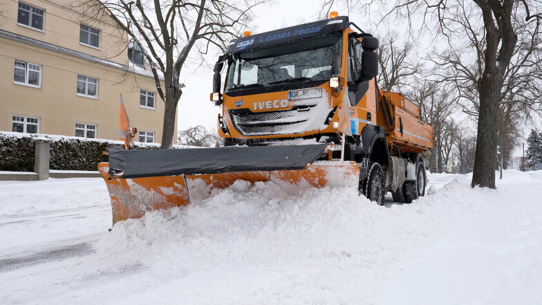Der Winterdienst hat dieser Tage in Görlitz viel zu tun. Neben Schnee sind auch Verwehungen ein Problem.