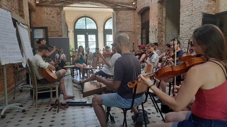 In dieser Woche wird im Kulturbahnhof in Leisnig fleißig geprobt. 50 Musiker aus aller Welt plus 25 Leisniger musizieren zusammen für das Bahnhofsorchester.