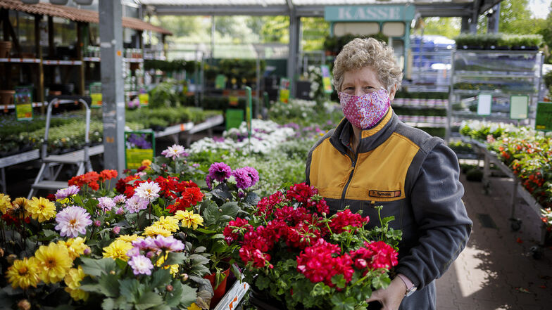 Petra Symank arbeitet in der Gartenabteilung des Hornbach-Gartenmarktes in Görlitz. Vor allem Blumenpflanzen für Balkon und Terrasse stehen jetzt hoch im Kurs bei den Kunden. Auch für die Mitarbeiter ist jetzt Mundschutz Pflicht.