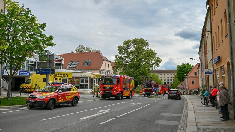 Ein 14-Jähriger ist am Sonnabend in Bautzen vom Dach eines Parkhauses gestürzt und hat sich schwer verletzt.