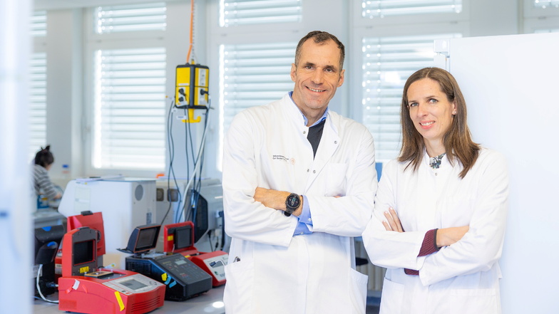 Professorin Martina Rauner und Professor  Lorenz  Hofbauer leiten das Dresdner BoneLab, das Knochenlabor der Unimedizin. Jetzt suchen sie nach einem Mittel, das den Knochenabbau verhindern kann. Und defekte Knochen vielleicht sogar repariert.