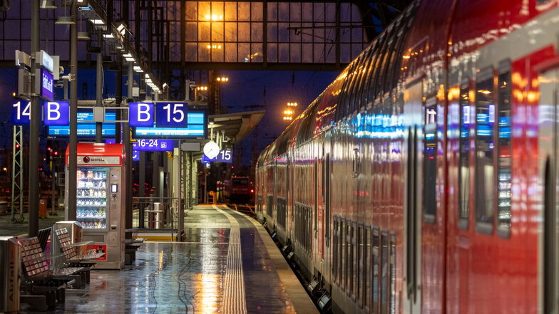 Viele Bahnhöfe in Deutschland sind seit heute Morgen fast menschenleer: Der vierte und längste Streik der GDL hat begonnen. Seit Mittwochmorgen müssen Kundinnen und Kunden der Bahn damit klarkommen, dass kaum ein Zug fährt.