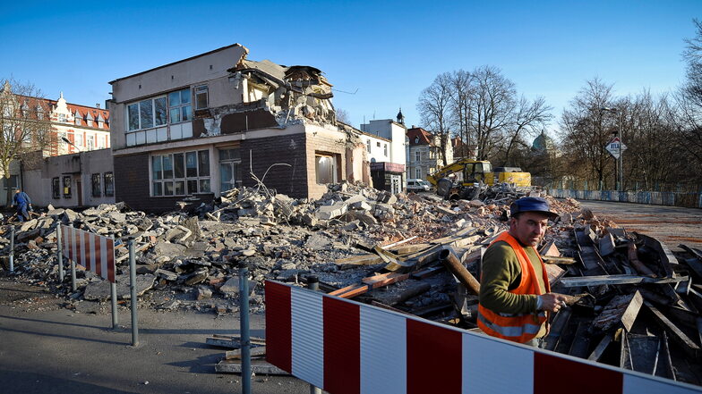 2013 begleitete Pawel Sosnowski die Abbrucharbeiten der alten Gebäude auf der polnischen Seite der Stadtbrücke.