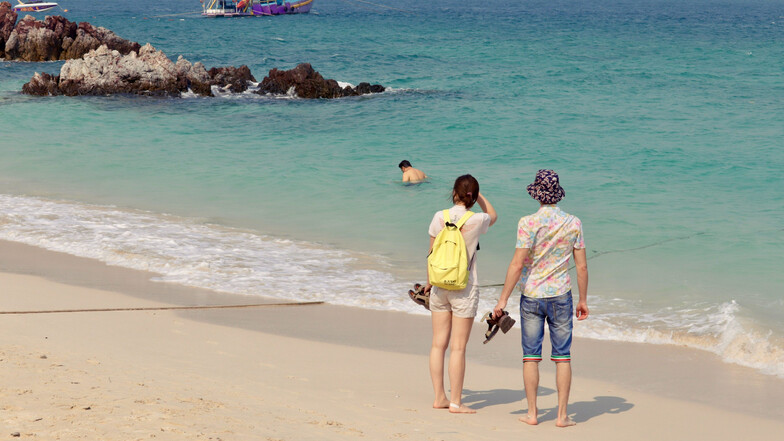 Strand auf Koh Lan Island in Pattaya. In den thailändischen Ferienzielen Phuket und Pattaya mussten die Hotels in der Corona-Krise schließen.