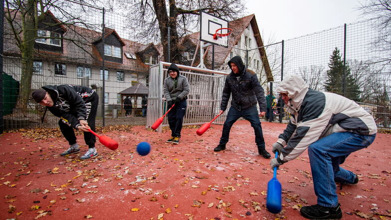 Mit einem Hockey-Match haben die Schüler der Regenbogenschule ihren neuen Sportplatz eingeweiht.
