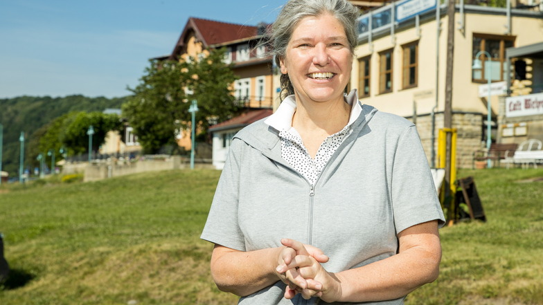 Sabine Stab am Elbufer in Stadt Wehlen. Sie tritt zur Bürgermeisterwahl am 12. Juni an.