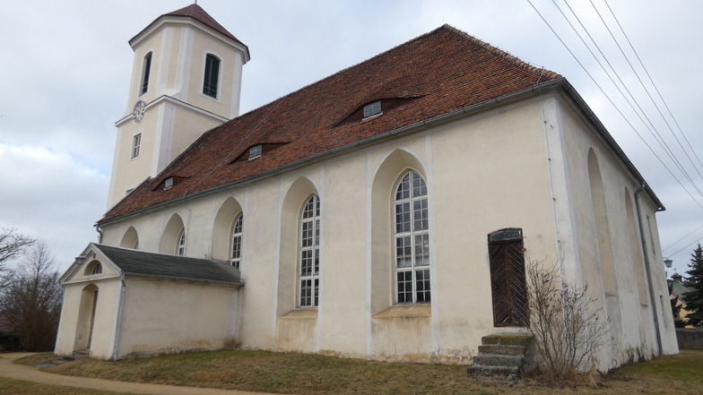 Bei der nächsten Sanierungsrunde an der Baruther Kirche sollen unter anderem die Fenster im Kirchenschiff restauriert werden.