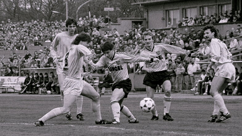 Im April 1990 trennte sich Dynamo mit Jörg Stübner (Mitte; 2019 verstorben) und Frank Lieberam zu Hause mit 1:1 von Hansa Rostock. Die Dresdner wurden in dem Jahr zum achten Mal Meister.