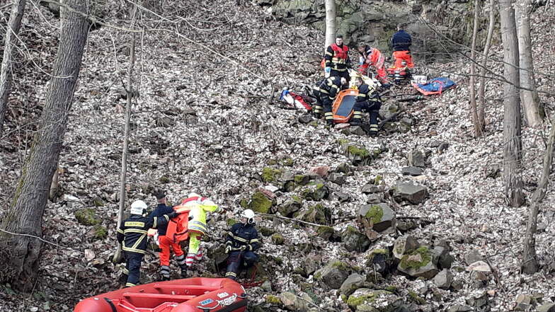 Feuerwehr und Rettungsdienst versorgen den Verletzten.