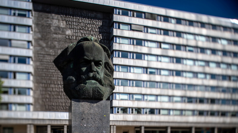 Markant ragt das Karl-Marx-Monument im Zentrum von Chemnitz empor. Der "Nischel", wie die Chemnitzer ihre riesige Marx-Skulptur nennen, ziert Briefmarken, Tassen und Kreditkarten.