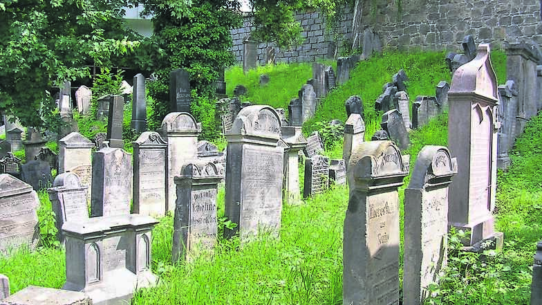Auf dem jüdischen Friedhof in Liberec werden einige Grabsteine restauriert.