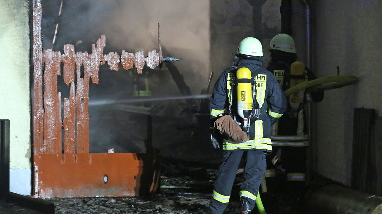 Mit mehreren Strahlrohren bekämpften die alarmierten Feuerwehren die Flammen in der Scheune.