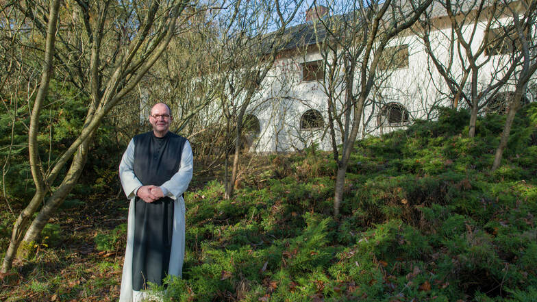 Zisterziensermönch Pater Simeon Wester steht vor dem Gebäude des verlassenen Forsthauses Treppeln. In Neuzelle, wo das neue Kloster entstehen soll.