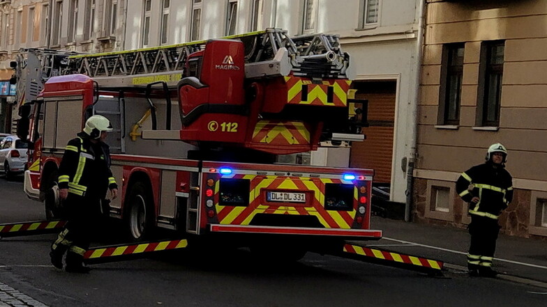 An der Bahnhofstraße in Döbeln haben die Kameraden der Döbelner Feuerwehr lose Dachziegel von einem Haus entfernt.