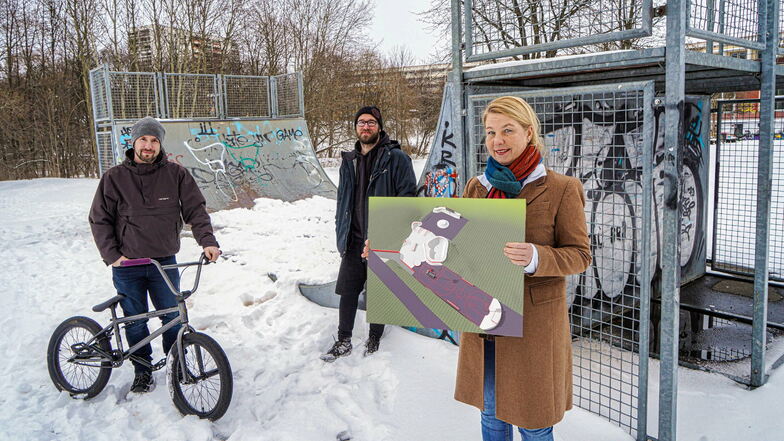 Ein neuer Skatepark entsteht in Bautzen. Deshalb will Kirsten Schönherr (l.) von der Bautzener Wohnungsbaugesellschaft die alten Rampen (im Hintergrund) verschenken.