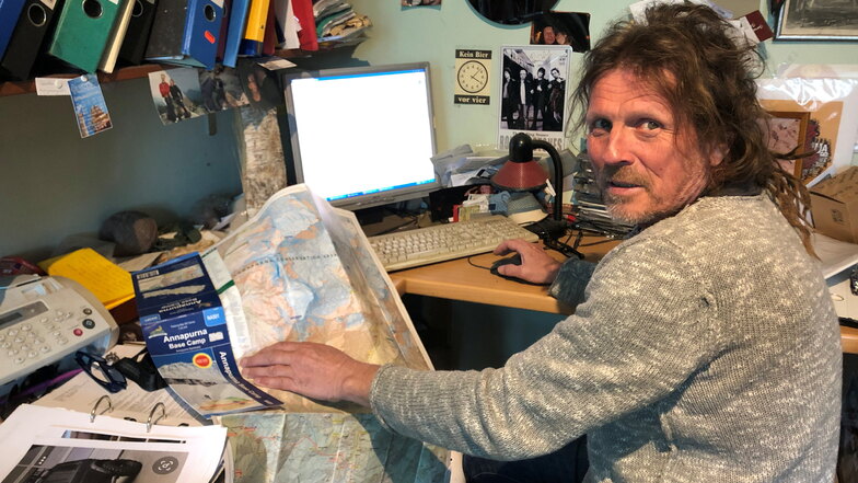Anstatt auf Tour in Nepal macht Götz Wiegand derzeit Büroarbeit im „Breitengrad“ in Dresden-Laubegast. Hier plant er die nächsten Touren.