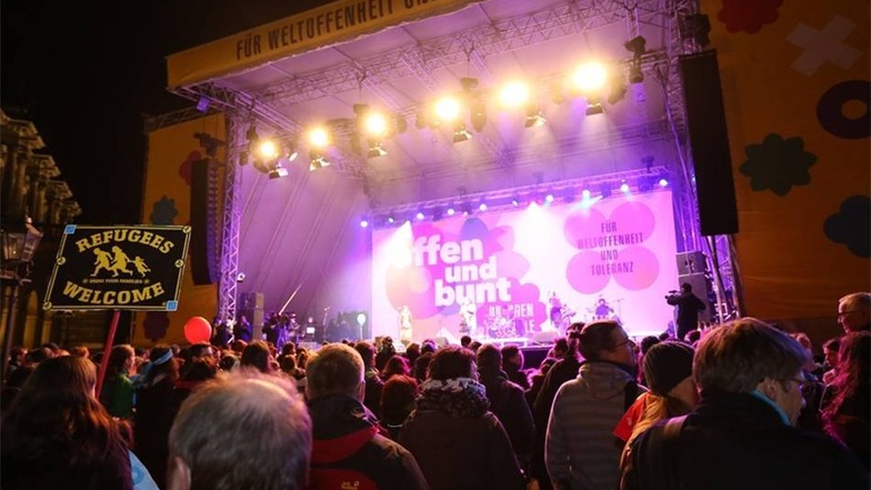 Bei kühlem Frühlingswetter kamen am Abend zahlreiche Dresdner zu dem Konzert auf den Theaterplatz.