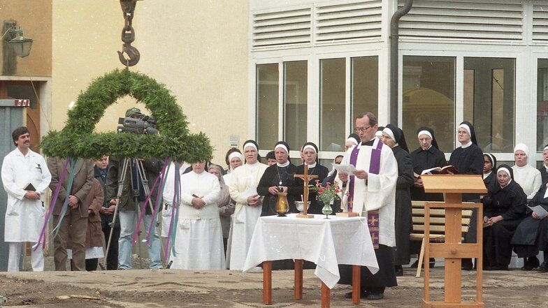 Gottesdienst zum Richtfest am St. Carolus Krankenhaus im Jahr 2000, damals noch mit einigen Schwestern mehr.