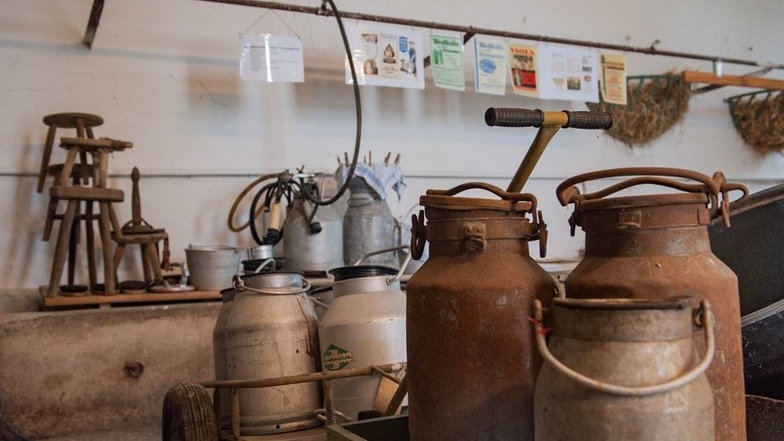 Im einstigen Kuhstall findet sich eine Sammlung von Melkutensilien und Milchkannen.