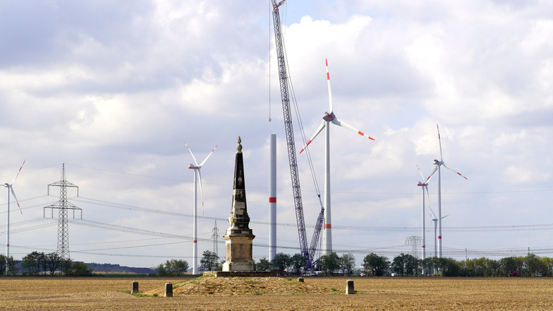 Dieses Foto entstand vor einer Woche im Windpark Streumen-Glaubitz. Ein neues Windrad wird errichtet, unweit des Streumener Obelisken. Mittlerweile ist es quasi fertig. Und es sieht so aus, dass in den nächsten Jahren noch weitere Anlagen dazu kommen.