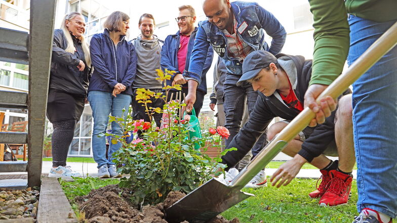 Riesa: Pflege-Azubis pflanzen für Senioren
