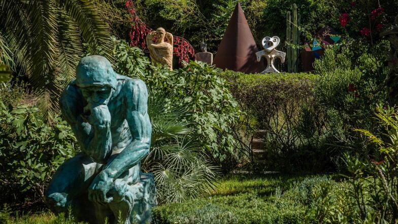 „Der Denker“, eine Kopie von Rodins Meisterwerk, ist von hohen Rosmarinbüschen umgeben.