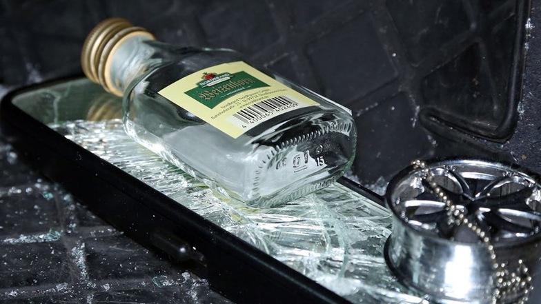 Im Pkw fanden die Polizisten zwei leere Schnapsflaschen.