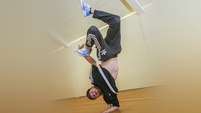 Patrick „Pepe“ Toth zeigt im Dreiseithof eine Breakdance-Figur.