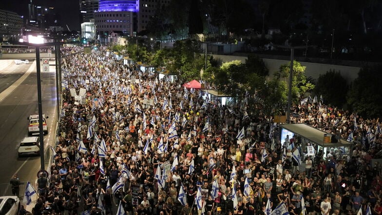 Tausende Menschen protestieren in Tel Aviv gegen die Regierung des israelischen Premierministers Netanjahu und fordern die Freilassung der Geiseln.