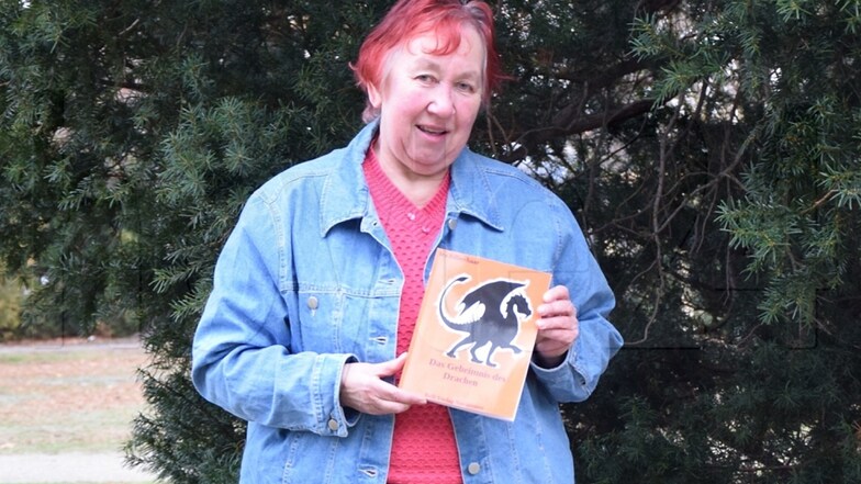 Iris Fritzsche, alias Ira Silberhaar mit ihrem dritten, von Schweden inspirierten Kinderbuch „Das Geheimnis des Drachen“, erschienen im BoD Verlag Norderstett.