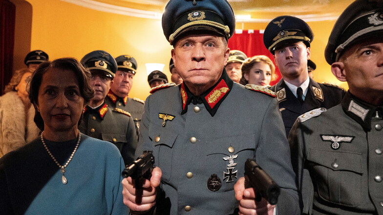Uniformen stehen ihm – zumindest in seinen Träumen, wenn Felix Murot (Ulrich Tukur) zum erfolgreichen Hitler-Attentäter wird. Solche absurden Szenen machten den „Tatort“ aus Wiesbaden zum Ereignis.