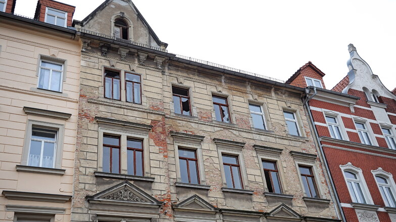 Nicht nur manche Fassade an der Riesaer Haupstraße könnte eine Sanierung gut vertragen.