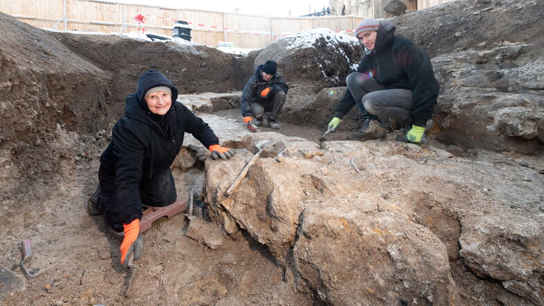 Grabungsarbeiterin Katrin Ruffani hat im Zwingerhof mit ihren Helfern im Dezember 2022 ein altes Turmfundament der zweiten Dresdner Stadtmauer freigelegt. Die Archäologen haben hier wertvolle Funde entdeckt.