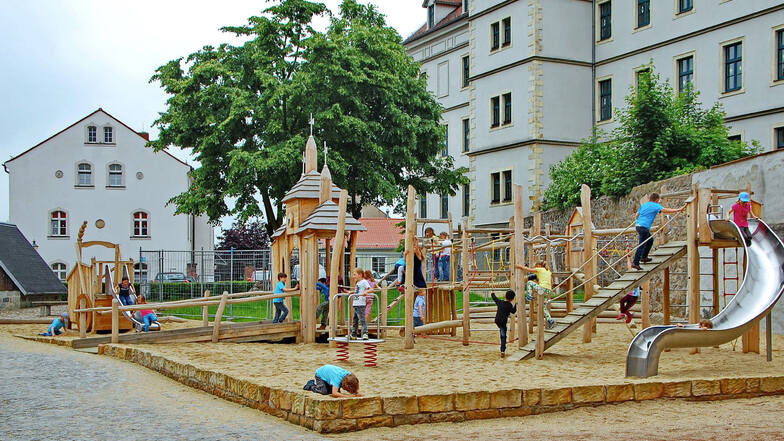 Lommatzsch will junge Familien in die Stadt holen. Kindereinrichtungen wie hier die Grundschule und Spielmöglichkeiten sollen dabei helfen.