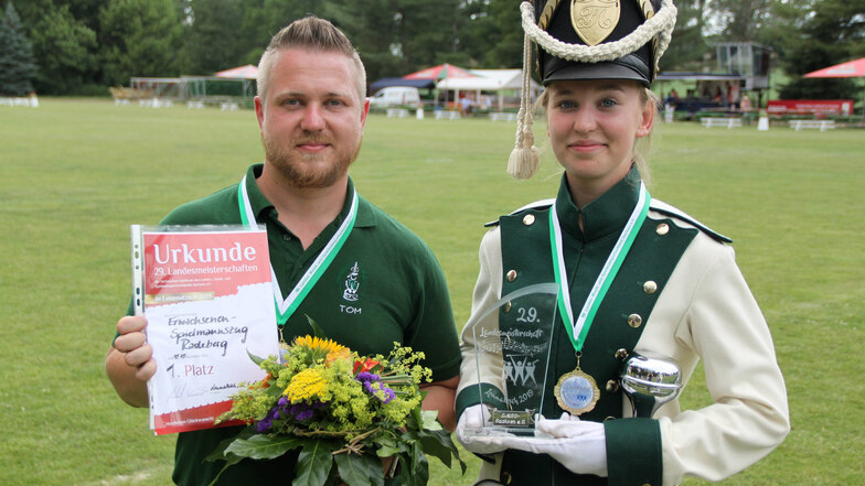 Erwachsenen Stabführerin Jeanine-Lisette Eisner und der Musikalischer Leiter Tom Schwenke von den Radeberger Spielleuten nahmen Pokal und Urkunde entgegen.