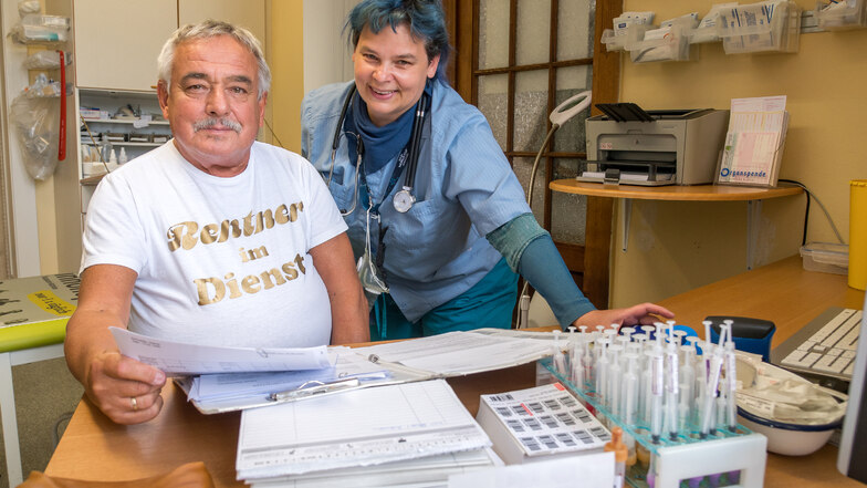 Arbeiten bis über das Rentenalter hinaus ist für Hausärzte in strukturschwachen Regionen wie dem Erzgebirge keine Seltenheit. Gert und Sandra Schröder aus Pockau-Lengefeld haben rund 2800 Patienten zu versorgen.