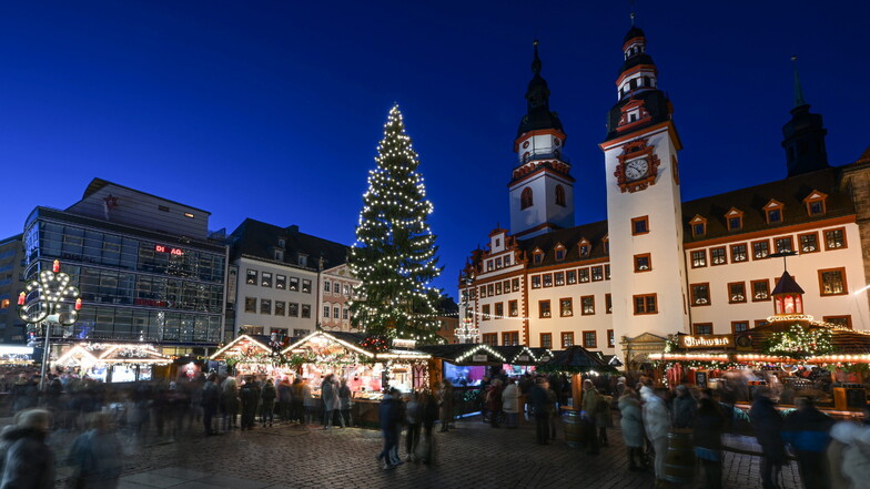 Nach coronabedingter Pause sind die Menschen auch in Chemnitz wieder auf oft vollen Weihnachtsmärkten unterwegs. Unterdessen steigt die Inzidenz weiter.