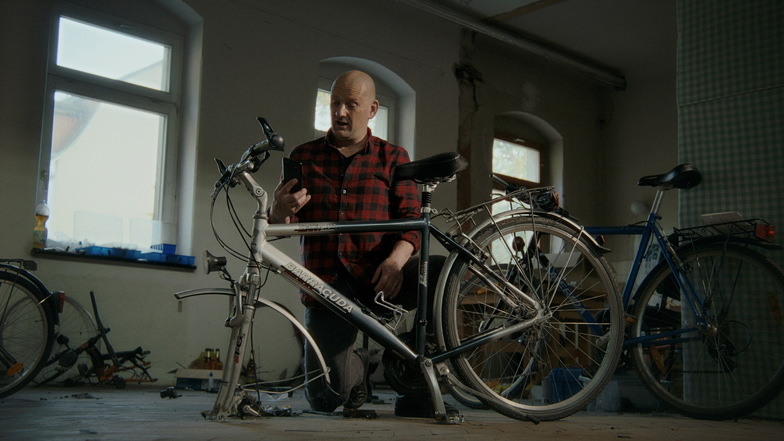 "Dieser Empfang hier wieder!" Breakdance-Oldie Heiko Hahnewald spielt im leeren "Weißen Roß" einen Fahrradschrauber ohne Netz."