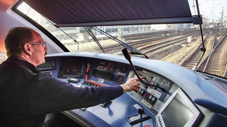 Blick voraus: Steffen Ettrich steuert täglich Züge der Länderbahn durch Ostsachsen. Seit sieben Jahren ist er als Triebfahrzeugführer unterwegs.