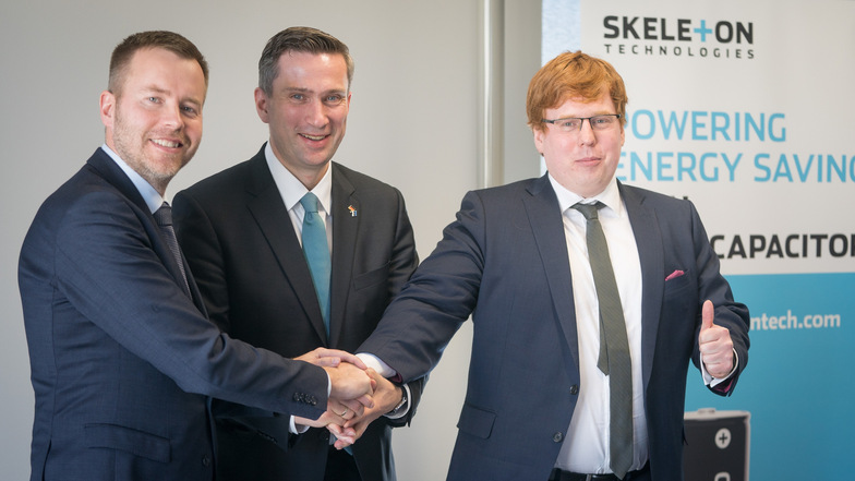 Sachsens Wirtschaftsminister Martin Dulig (SPD), der CEO von Skeleton Trechnologies, Taavi Madiberk (r.), und der estnische Minister für Unternehmertum und Informationstechnologie, Rene Tammist (l.), verkünden gemeinsam die Werkserweiterung.