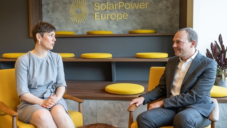 Energieminister Wolfram Günther im Gespräch mit Solarpower Europe-CEO Walburga Hemetsberger.