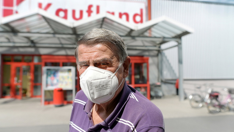 Dieter Lehmann aus Zittau gehört zu denen, die beim Einkauf im Kaufland in Zittau-Ost die Maske freiwillig aufsetzen.