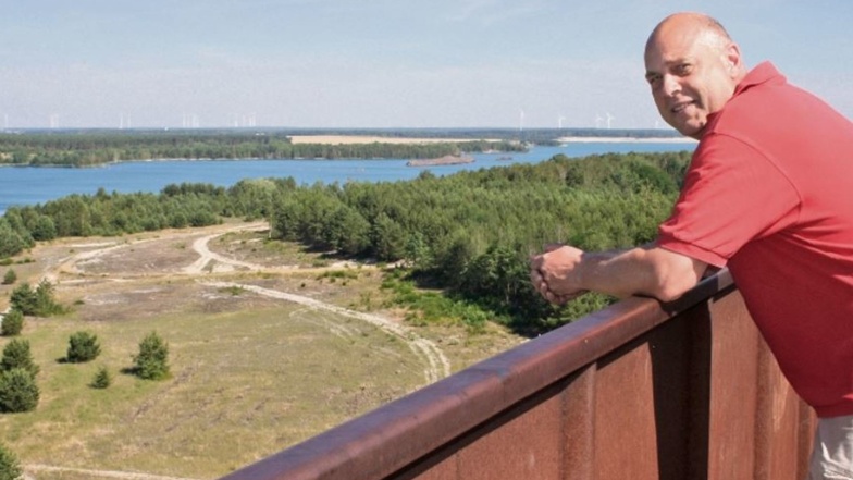 Steffen Philipp genießt den Blick auf den Sedlitzer See. Die Landmarke Rostiger Nagel im Lausitzer Seenland bietet eine imposante Aussicht. Wie oft er sie schon genossen hat, kann Philipp nicht sagen. In der Saison ist er täglich hier, denn er betreibt de