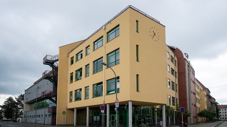 Hier im Beruflichen Schulzentrum Christoph Lüders in Görlitz tagt der Kreistag in der Aula.