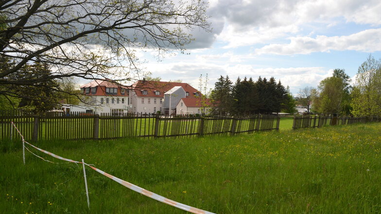 Noch ist es eine grüne Fläche hinter der Grundschule, bald soll hier ein Sportplatz in Reichenbach entstehen. Aber darüber gibt es Streit in der Stadt.