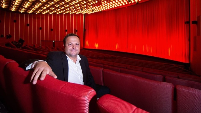 Kinochef Markus Kühlmorgen im großen Saal mit neuer Tonanlage.