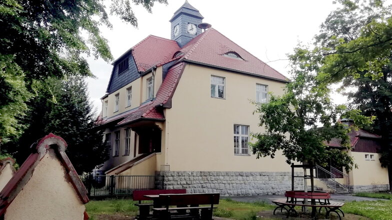 Die alte Schule in Bernbruch kann wegen eines Wasserschadens derzeit nicht mehr für den Kamenzer Ortsteil genutzt werden.